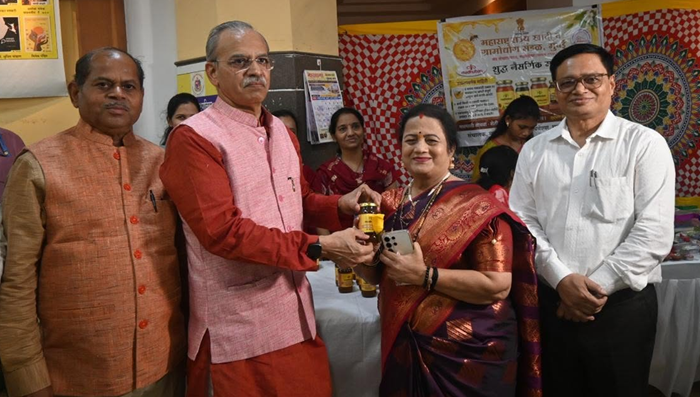 Opposition leader visits exhibition, Rural Industries products